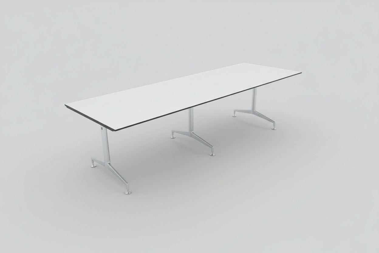 Spinal konferencebord fra Paustian med hvid laminatbordplade, sort kant og krom stel set fra skrå vinkel